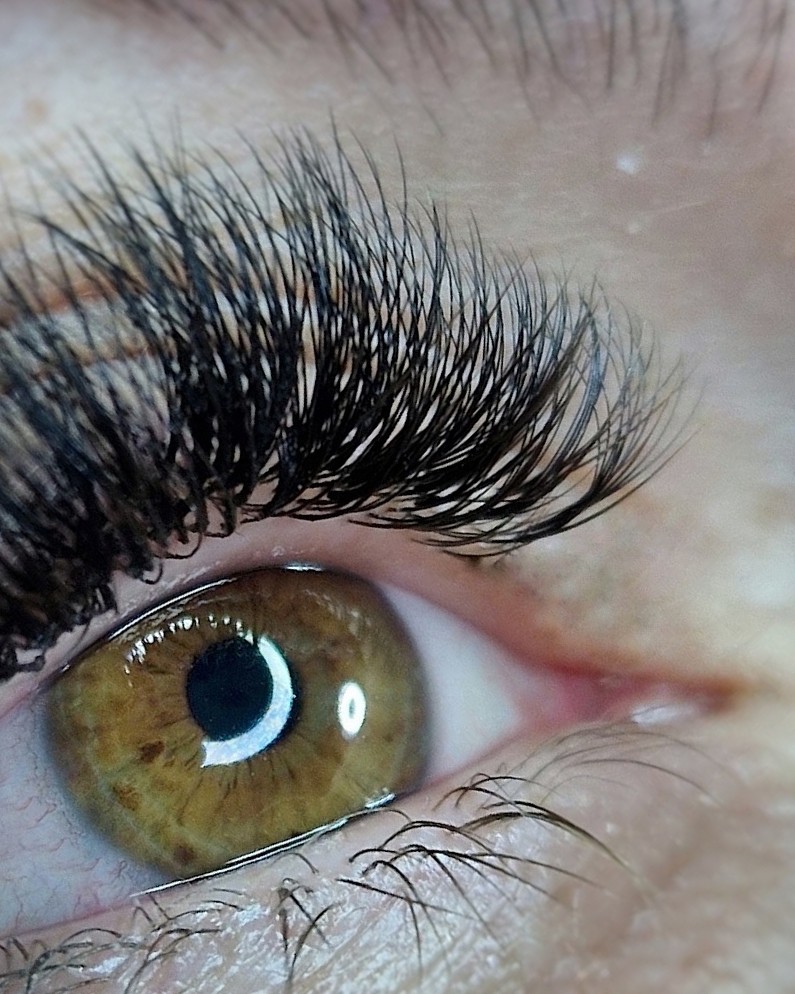 Volle set wimperextensions bij een klant met bruine ogen