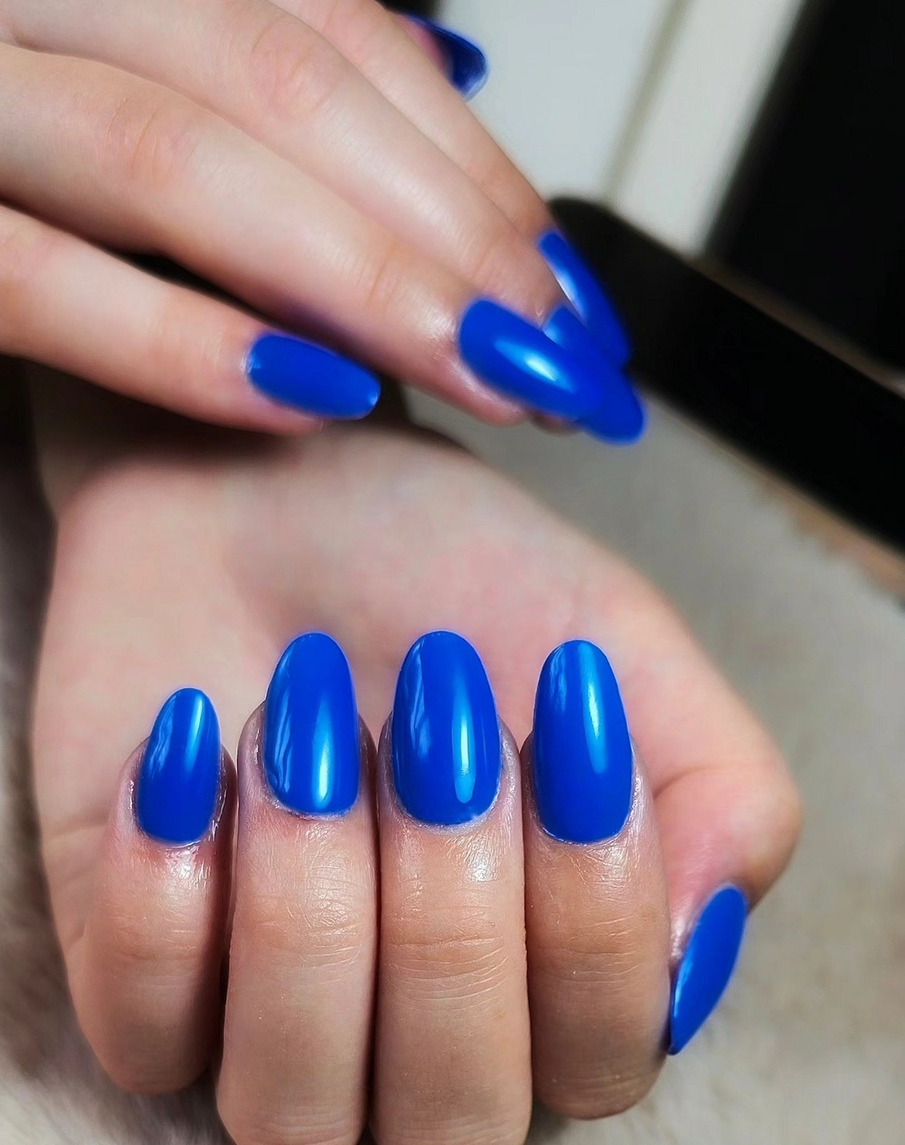Amandelvormige nagels in kobaltblauw