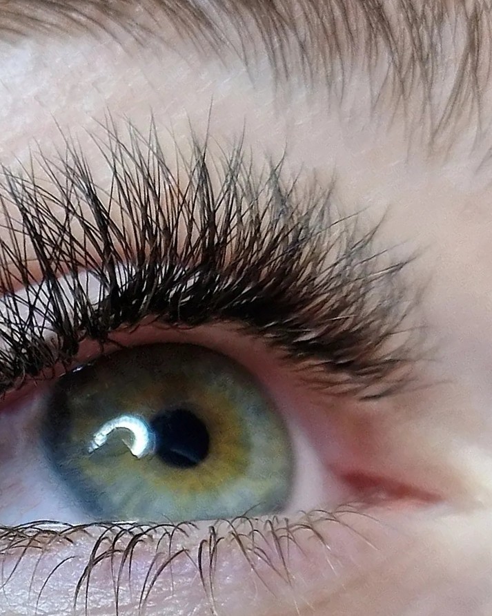 Russian volume wimperextensions, close-up van het oog